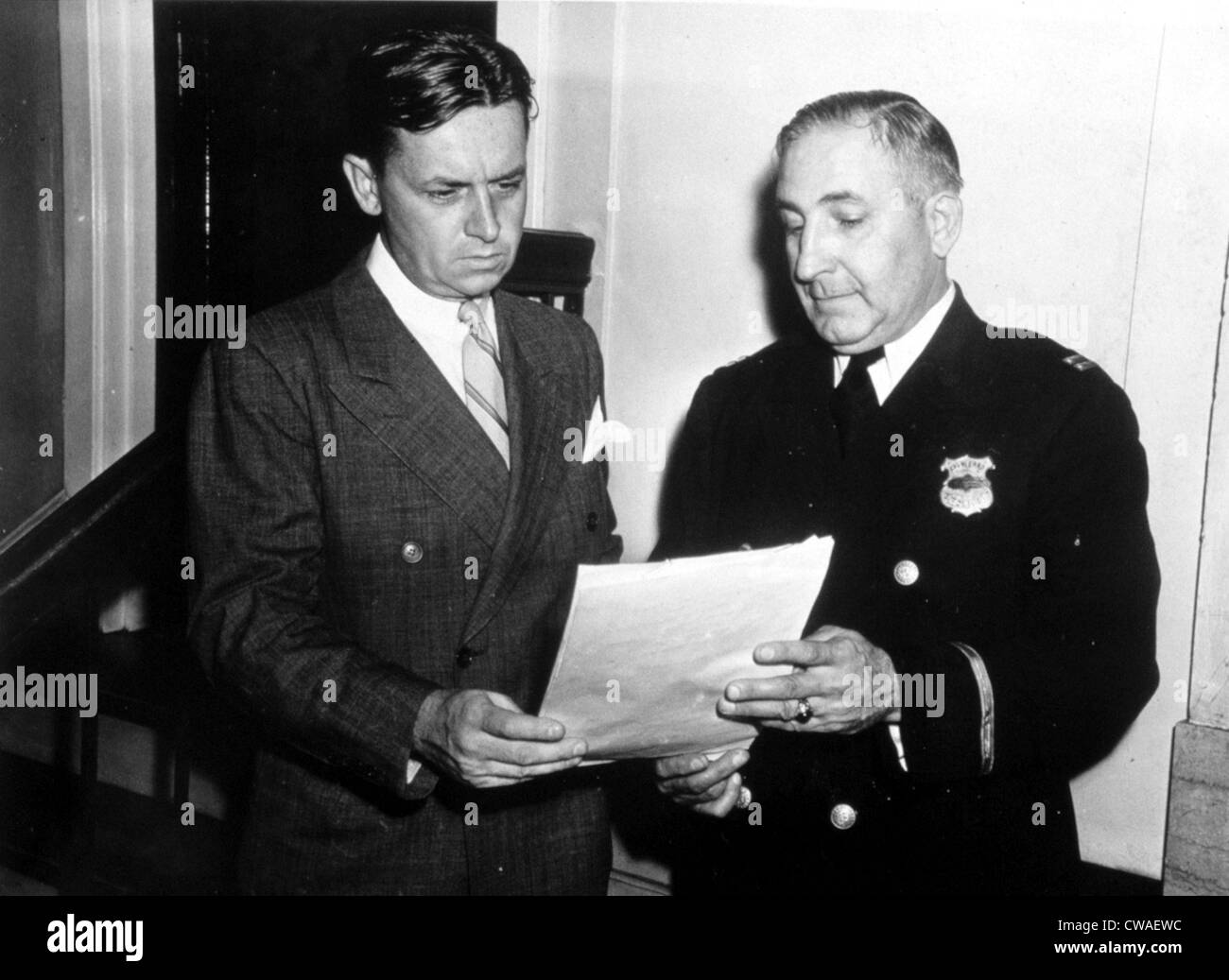 Elliot Ness mit Kapitän Arthur Roth von Cleveland Police Dept., 1940. Höflichkeit: CSU Archive / Everett Collection Stockfoto