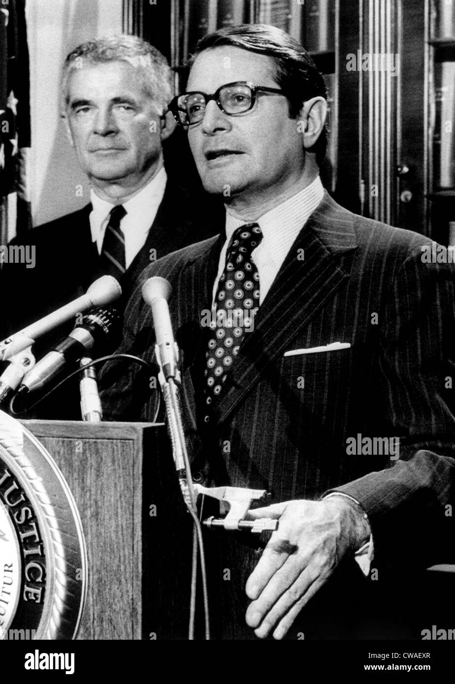 Attorney General Elliot Richardson (rechts), Fluchen in Archibald N. Cox als besonderen Staatsanwalt untersucht die Watergate Stockfoto