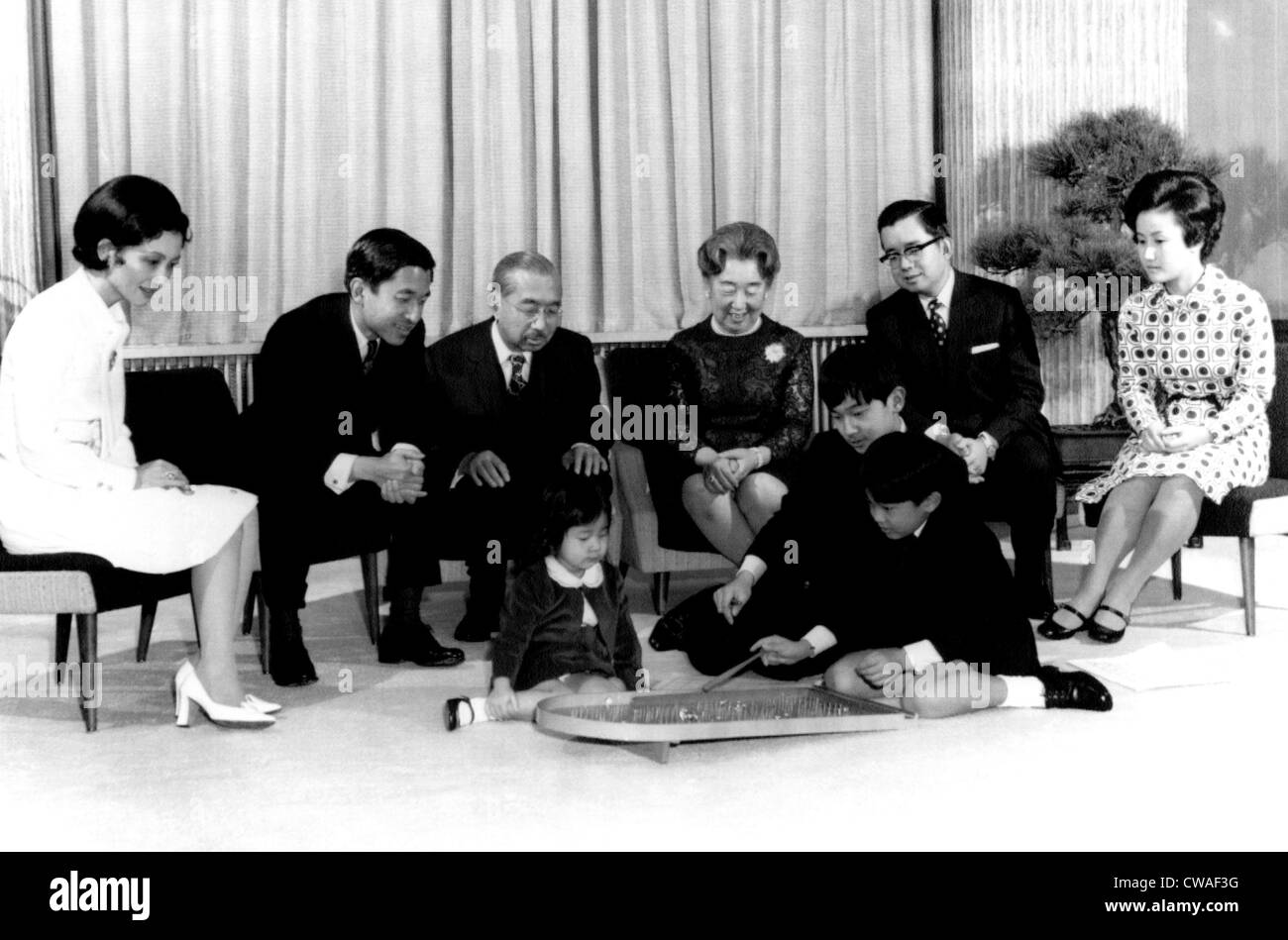Kronprinzessin Michiko, Krone Preis Akihito, Kaiser Hirohito, Kaiserin Nagako, Prinz Hitachi und Prinzessin Hitachi sehen wenig Stockfoto