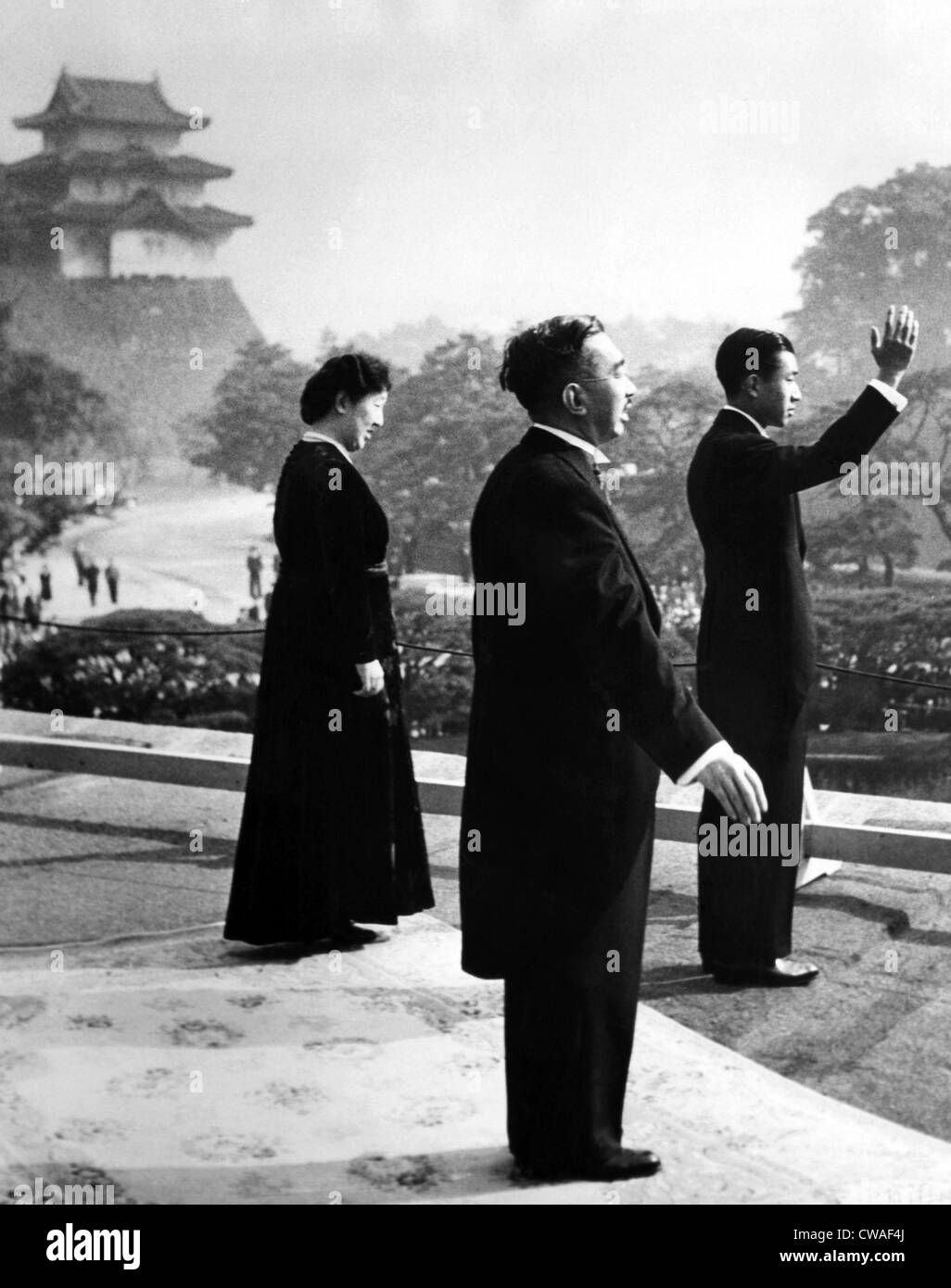 Kronprinz Akihito winkt Gönnern jubeln, nachdem er den Thron Thronfolger ausgerufen wurde. Hinter ihm sind seine Stockfoto