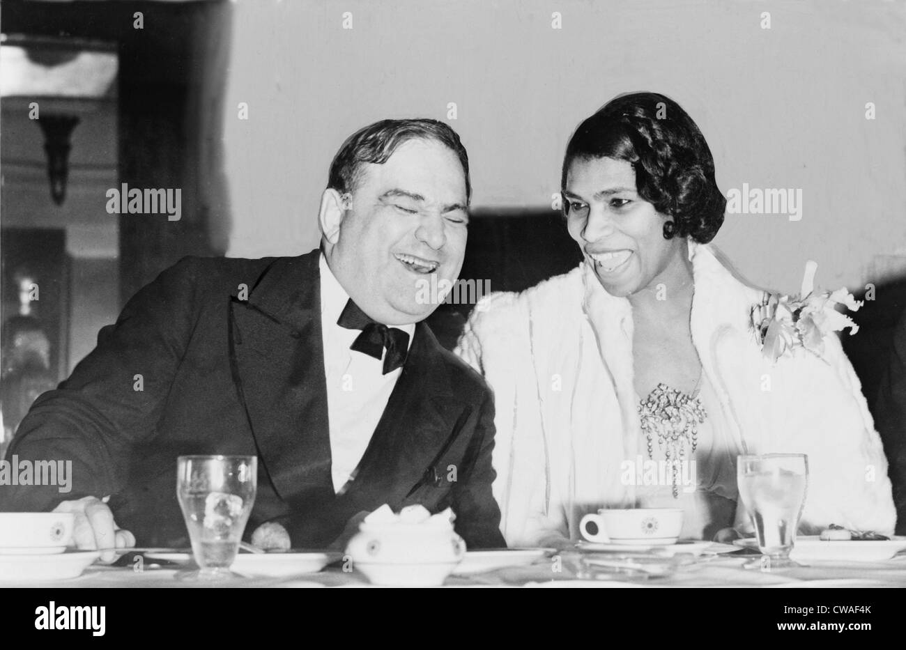 Marian Anderson (1897 – 1993), und Fiorella La Guardia (1882-1947), Bürgermeister von New York City, am Empfangstisch 1939, im Jahr Stockfoto