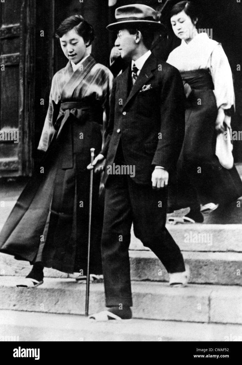 Prinzessin Nakao und ihr Bruder Prinz Regent einen Tempel zu verlassen. 17. Juli 1922. Höflichkeit: CSU Archive/Everett Collection. Stockfoto