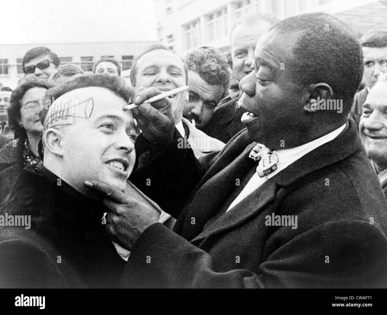 Louis Armstrong (1901 – 1971), African American Jazz Musiker, zeichnen eine Trompete und signierte die Seite der Kopf eines jungen Mannes Stockfoto