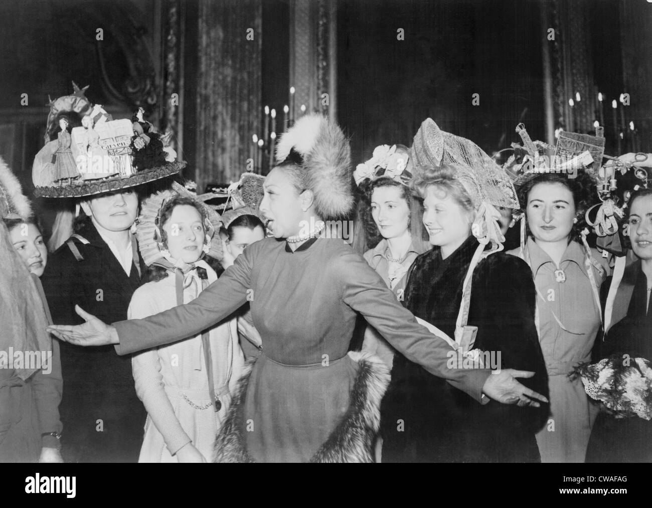 Josephine Baker (1906-1975), umgeben von Frauen tragen aufwendige Hüte während der Tätigkeiten im Zusammenhang mit der Französisch-Dankbarkeit Stockfoto