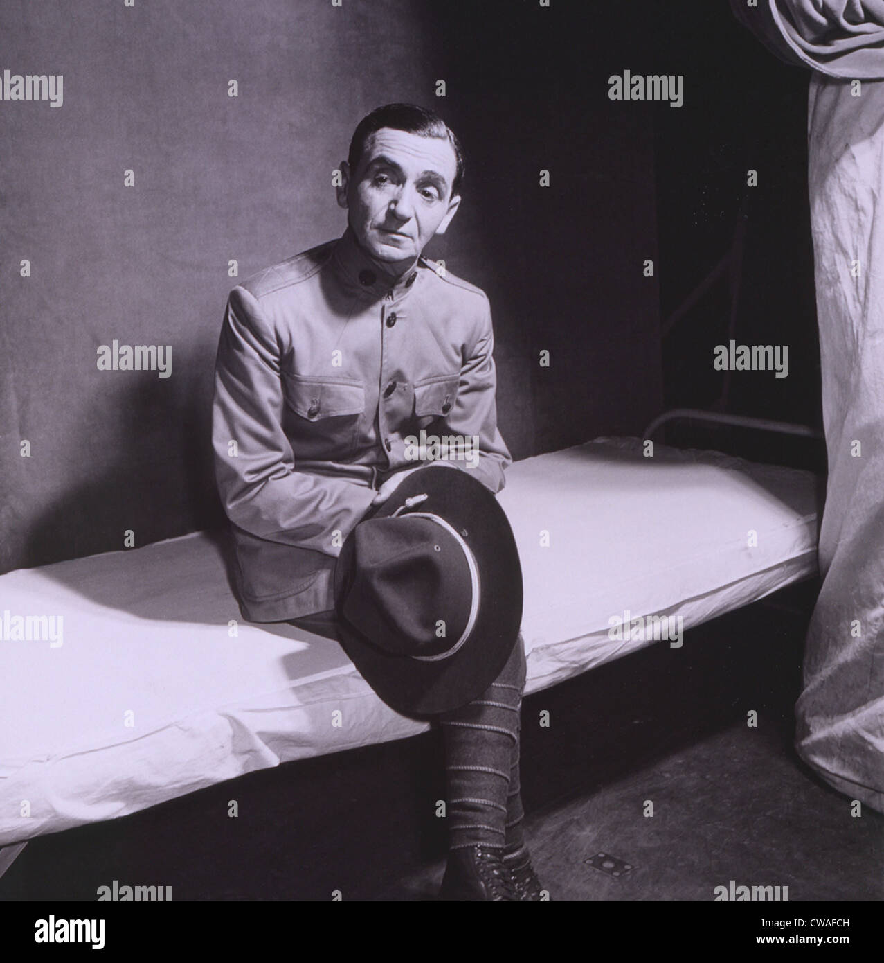 Irving Berlin (1888-1989) in WWI Armee uniform und sitzen am Kinderbett.  Im Jahr 1942 für schuf er eine alle Soldaten Revue, ist dies der Stockfoto