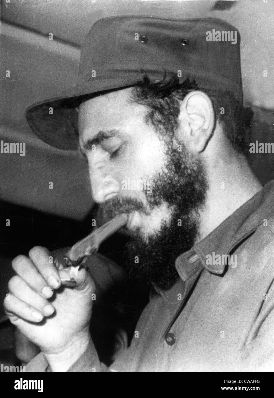 FIDEL CASTRO, Beleuchtung einer Zigarre, 1967. Höflichkeit: CSU Archive / Everett Collection Stockfoto