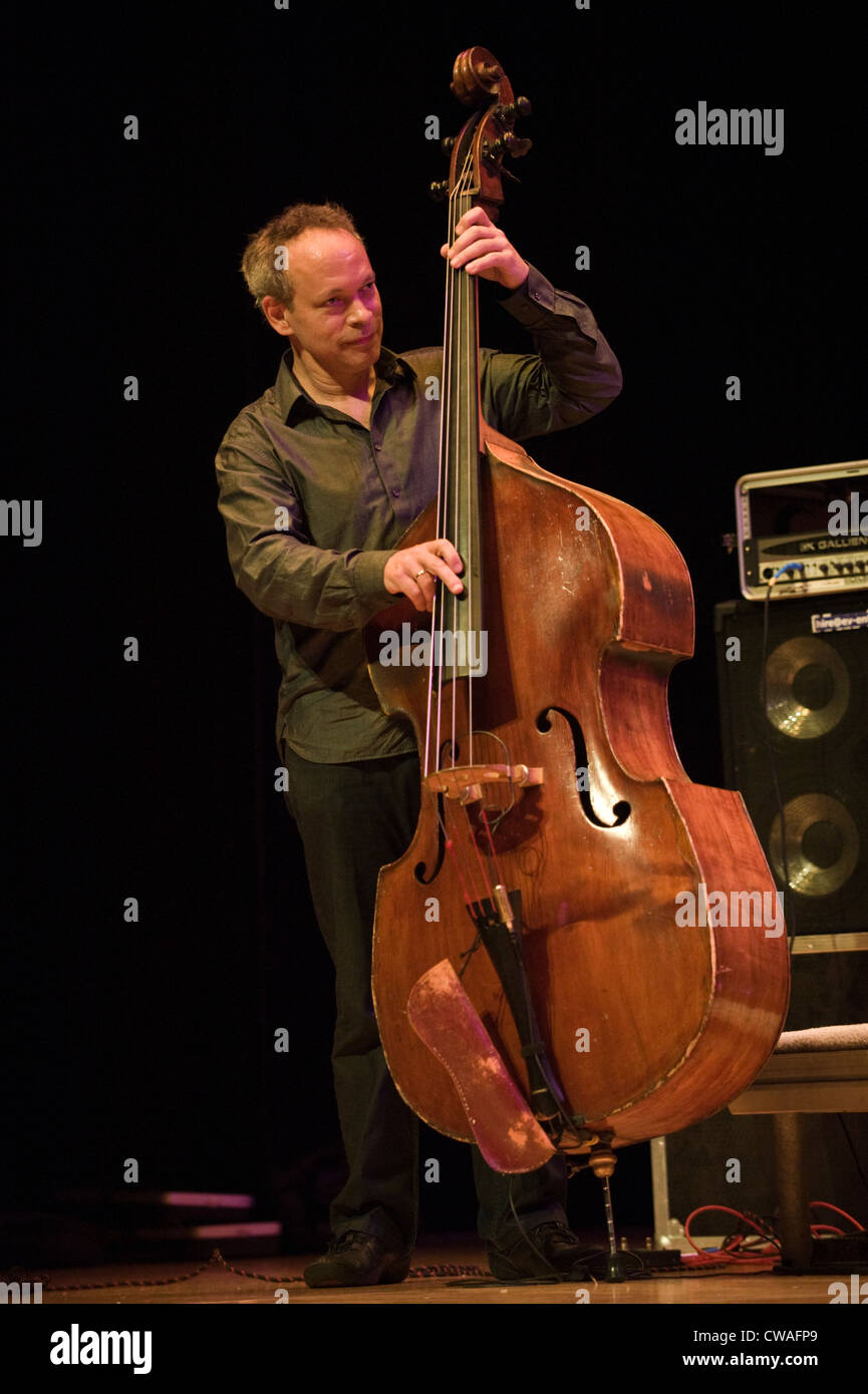 Kontrabassist Alec Dankworth erklingt in Brecon Jazz Festival 2012 Stockfoto