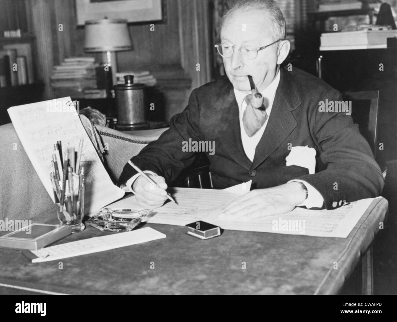 Jerome Kern (1885 – 1945), Schreibtisch mit Partituren. Er schrieb das klassische Lied "OL ' Man River" für das Broadway-musical SHOW Stockfoto