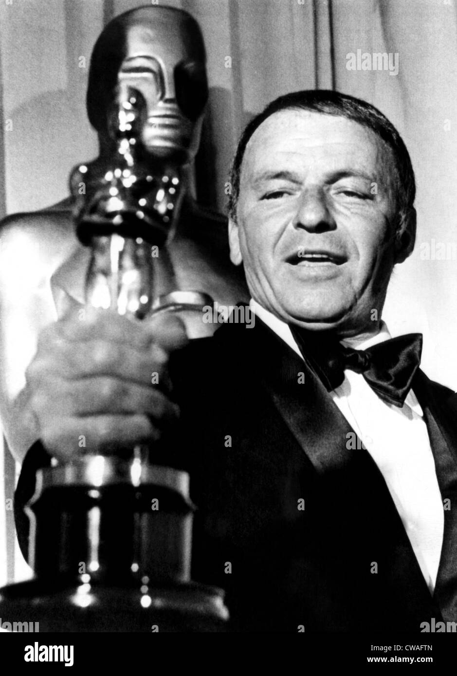 Frank Sinatra mit seinem Jean Hersholt Humanitarian Academy Award, 1971. Höflichkeit: CSU Archive / Everett Collection Stockfoto