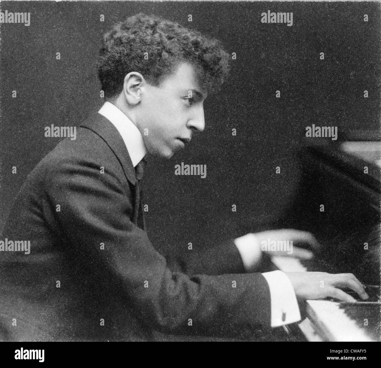 Junge Artur Rubinstein (1887 – 1982), sitzt am Klavier 1906, im Jahr machte der polnische Pianist sein USA-Debüt in der Carnegie Hall. Stockfoto