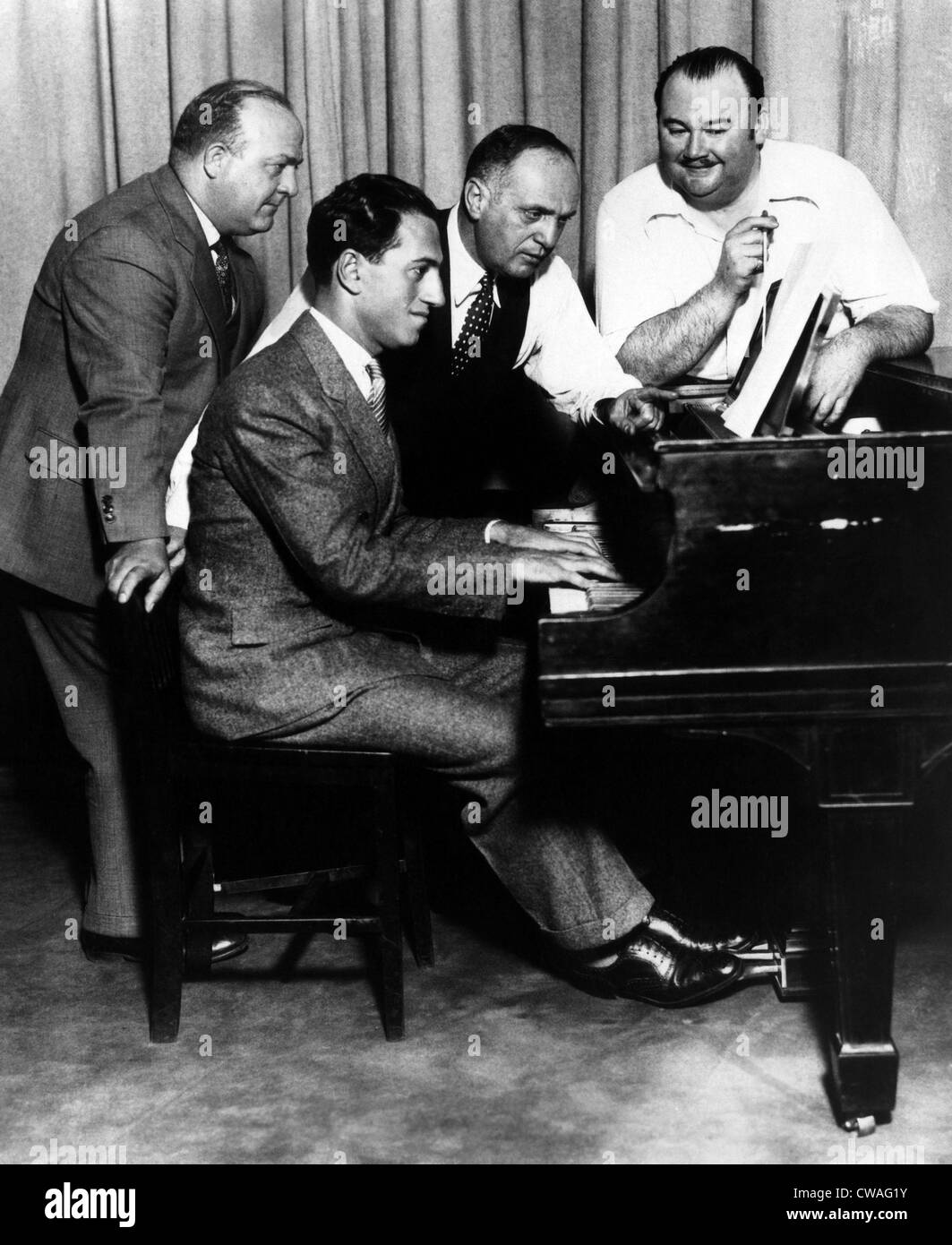 Komponist George Gershwin am Klavier, ca. 1930. Höflichkeit: CSU Archive/Everett Collection. Stockfoto