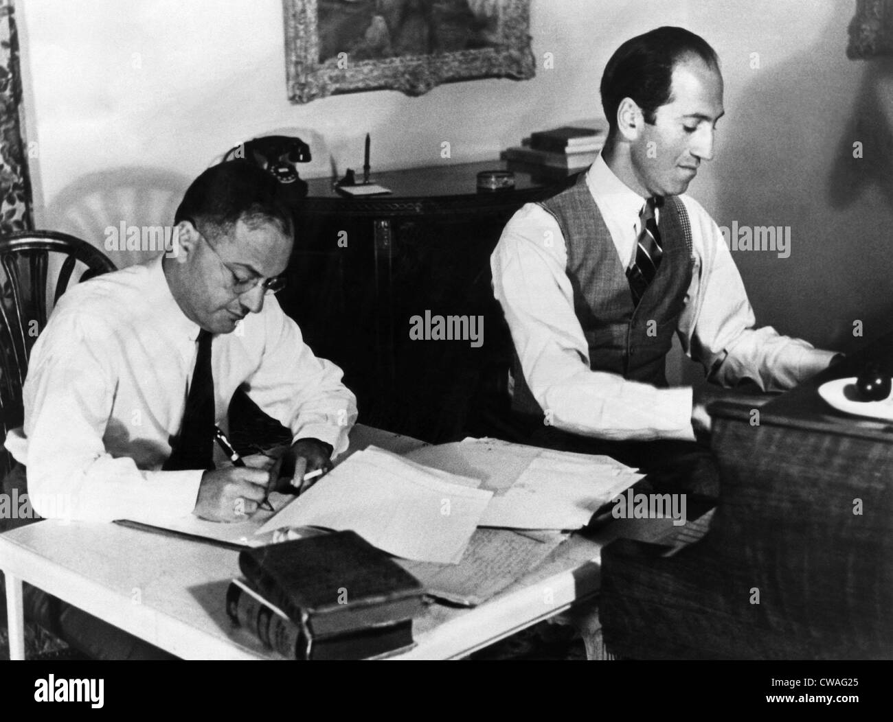 Ira und George Gershwin am Arbeitsplatz auf eine Filmmusik. ca. Anfang der 1930er Jahre. Höflichkeit: CSU Archive/Everett Collection. Stockfoto