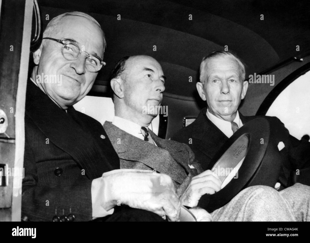 Präsident Harry s. Truman, Verteidigungsminister Robert A. Lovett und General George C. Marshall, New York, c. 1945... Höflichkeit: CSU Stockfoto