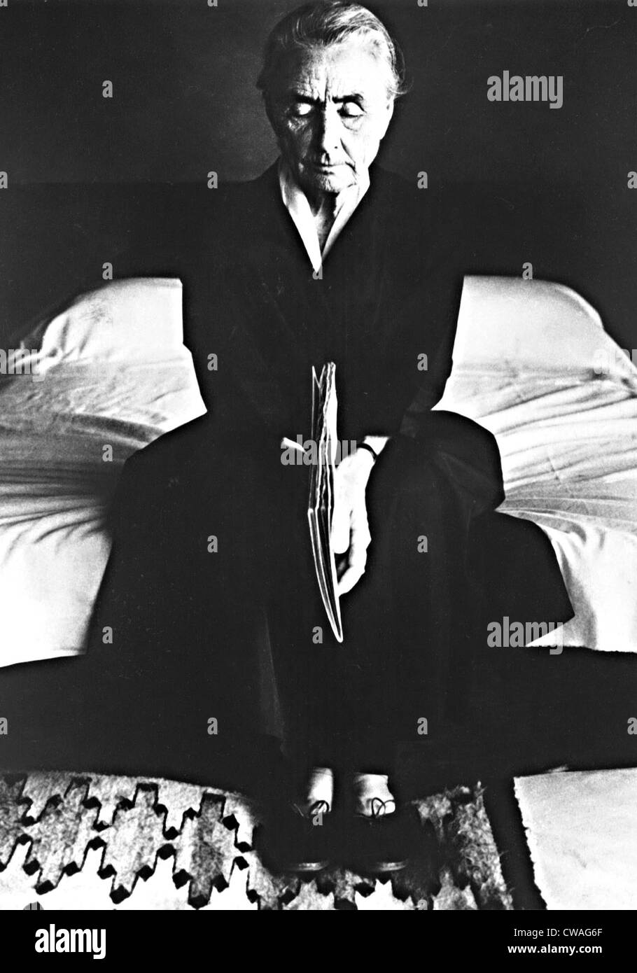 Georgia O'Keeffe in ihrem Haus auf der Ghost Ranch, 1968. Foto-Höflichkeit: Everett/CSU Archiv Stockfoto