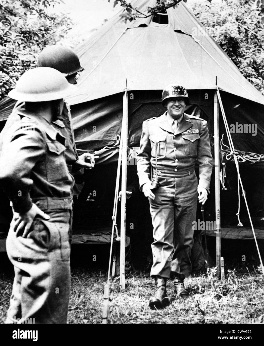 Lt. General George S. Patton Jr. als er Sitz, 1944 geht. Höflichkeit: CSU Archive / Everett Collection Stockfoto