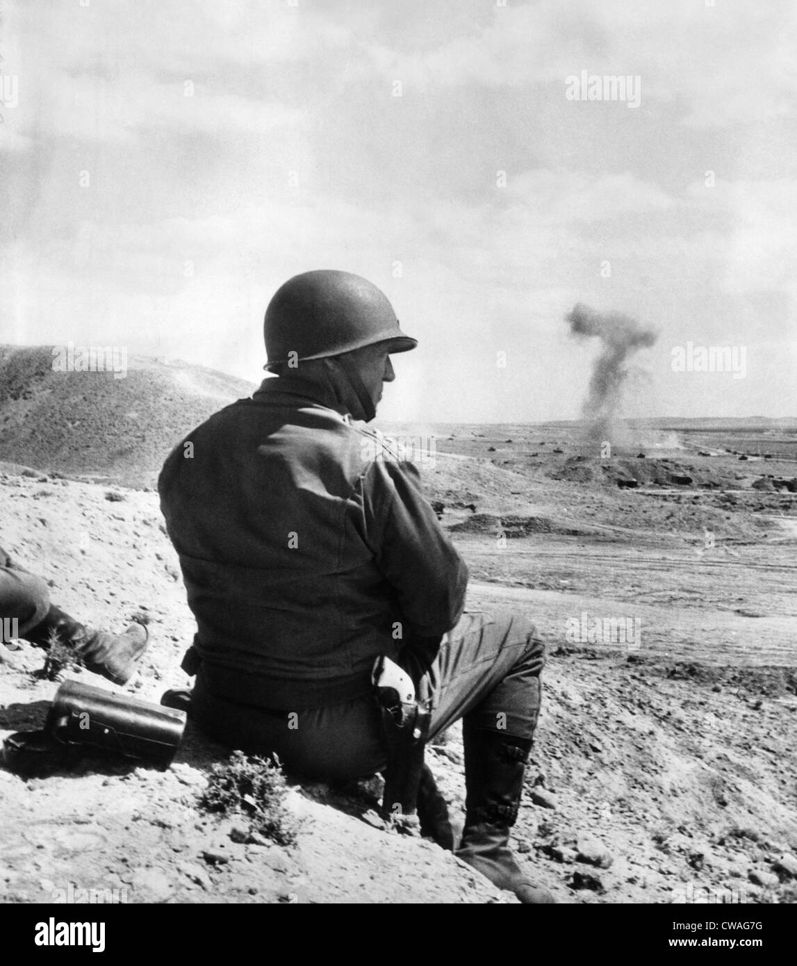 Lt. General George S. Patton Uhren den Kampf um Bir Marbott Pass in Tunesien, April 1943. Höflichkeit: CSU Archive/Everett Stockfoto