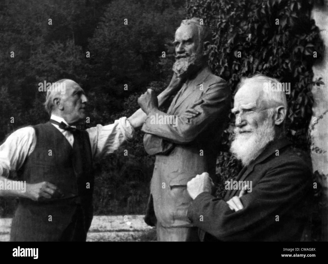 Shaw (rechts), stellt durch seine Statue von Pierre Prinz Troubetzkoy, Suna, Italien, ca. 1927. Höflichkeit: CSU Stockfoto