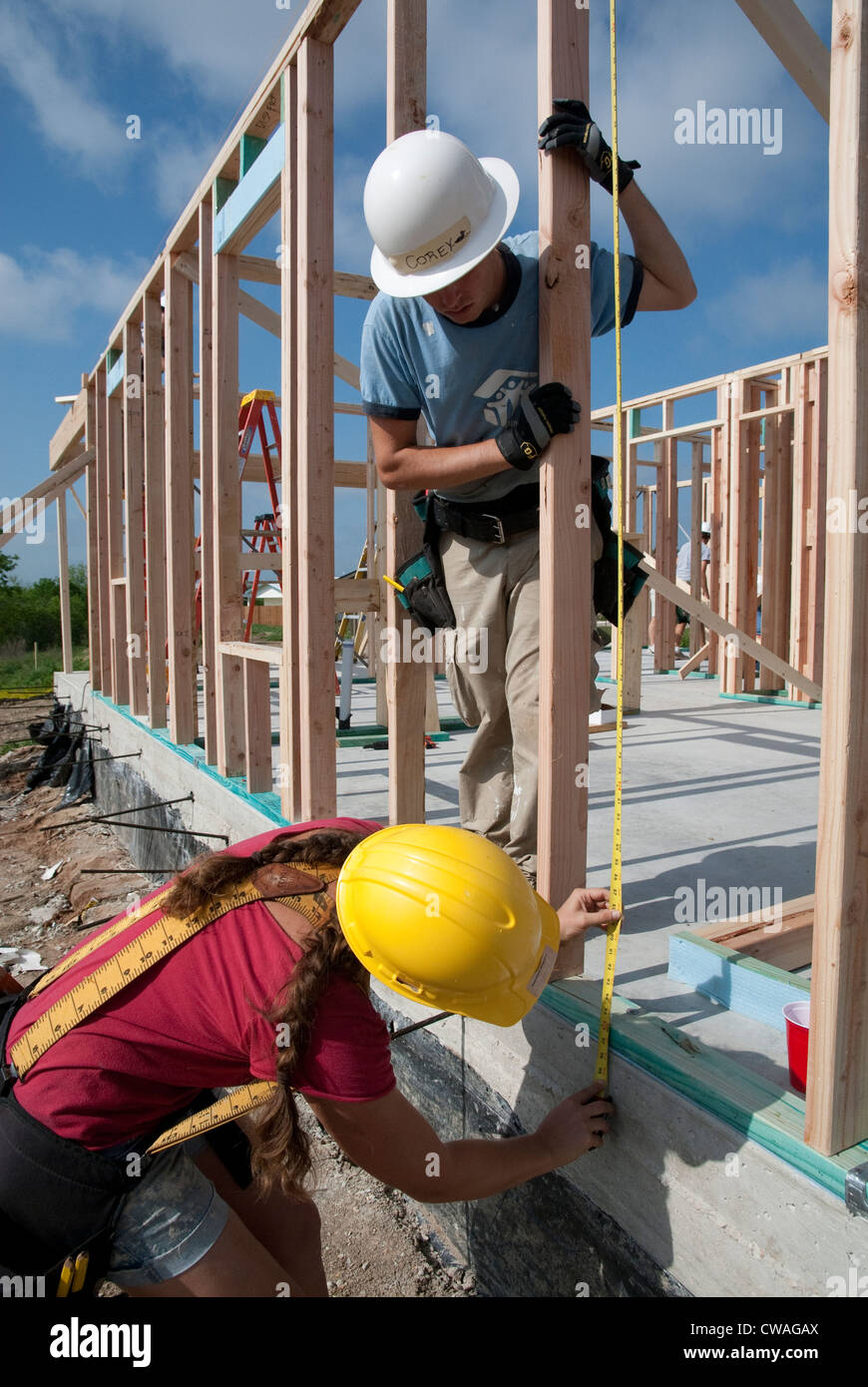 Mitarbeiter des Unternehmens ihre Zeit ehrenamtlich, Aufbau ein erschwingliches Haus mit Habitat for Humanity in Austin, Texas Stockfoto