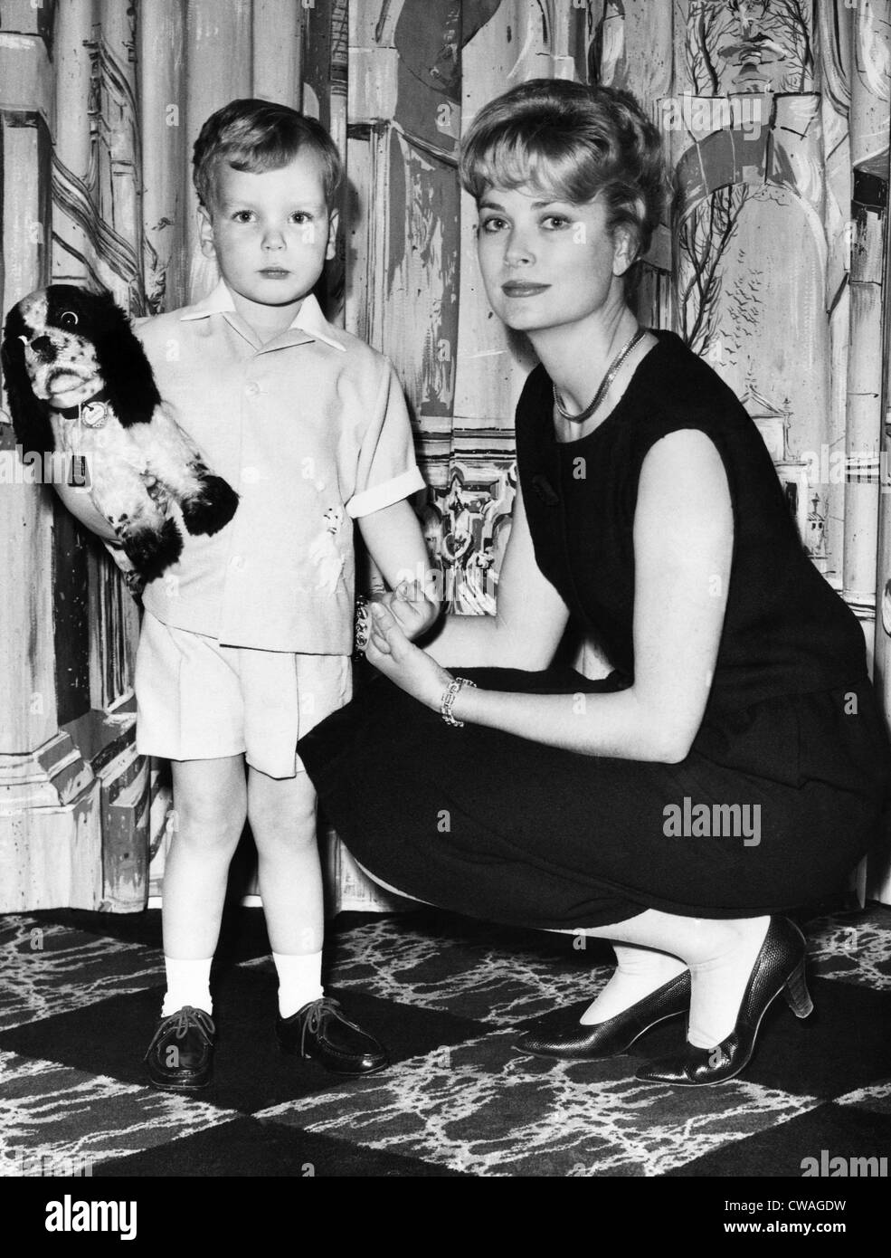 Prinzessin Grace Kelly posiert mit ihrem Sohn, Prinz Albert. 28. April 1961. Höflichkeit: CSU Archive/Everett Collection. Stockfoto