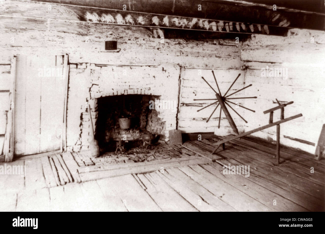 Abraham Lincolns Geburtsstätte, eine Blockhütte in Kentucky mit Kamin und die Spinning Jenny von Mrs. Lincoln.  1891-Foto. Stockfoto