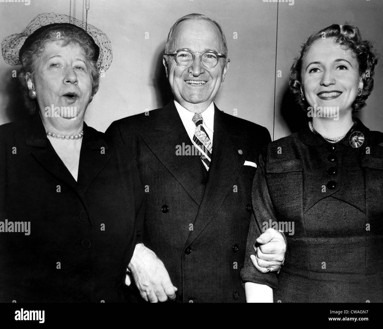 Ehemaliger US-Präsident Harry Truman (Mitte), mit Frau Bess Truman (ganz links) und Tochter Margaret Truman (ganz rechts), c. Stockfoto