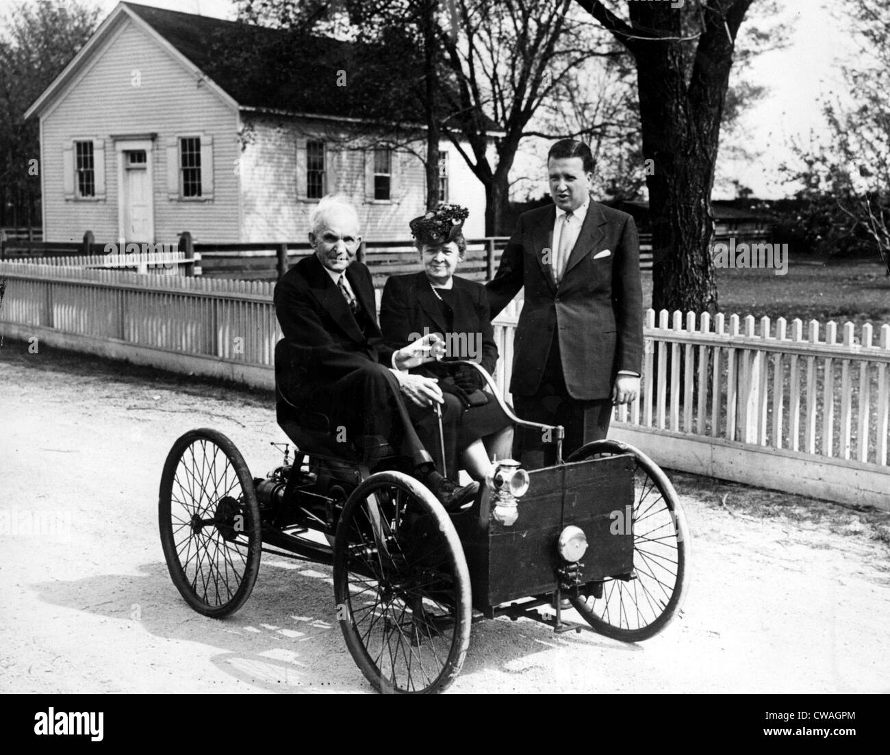 Henry Ford sein erstes Automobil datiert 1896. Mit ihm, Frau Clara Bryant und Enkel Henry Ford II, 1946. Höflichkeit: CSU Stockfoto