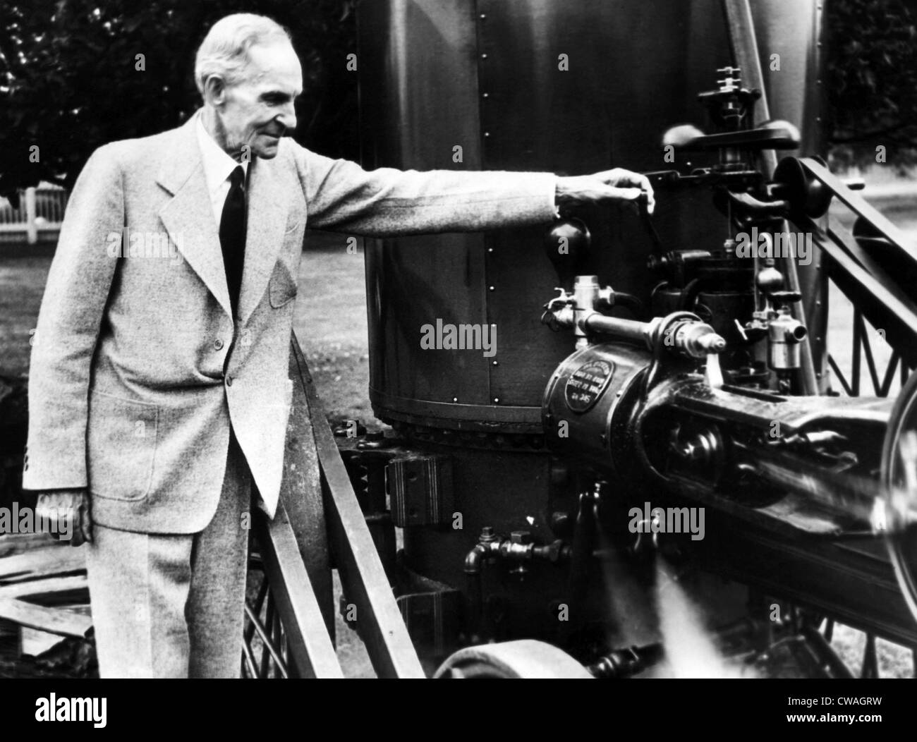 Henry Ford seinem 78. Geburtstag zu markieren, indem liebäugelt mit einer frühen Dampf-Dreschmaschine auf dem Michigan-Hof, wo er früher gearbeitet Stockfoto