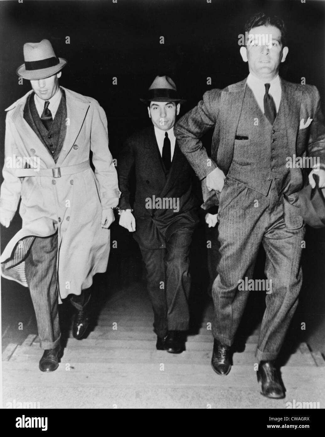 Lucky Luciano (1896-1962), begleitet von zwei Detektive 1936 ins Gericht.  Luciano wurde zu 30 bis 50 Jahren Gefängnis verurteilt. Stockfoto