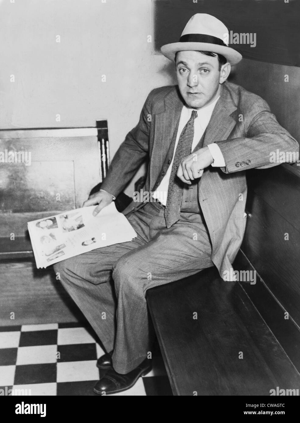 Dutch Schultz, geb. Arthur Flegenheimer (1902 – 1935), warten auf das Urteil in der Regierung Einkommensteuer Anklage gegen ihn. Stockfoto