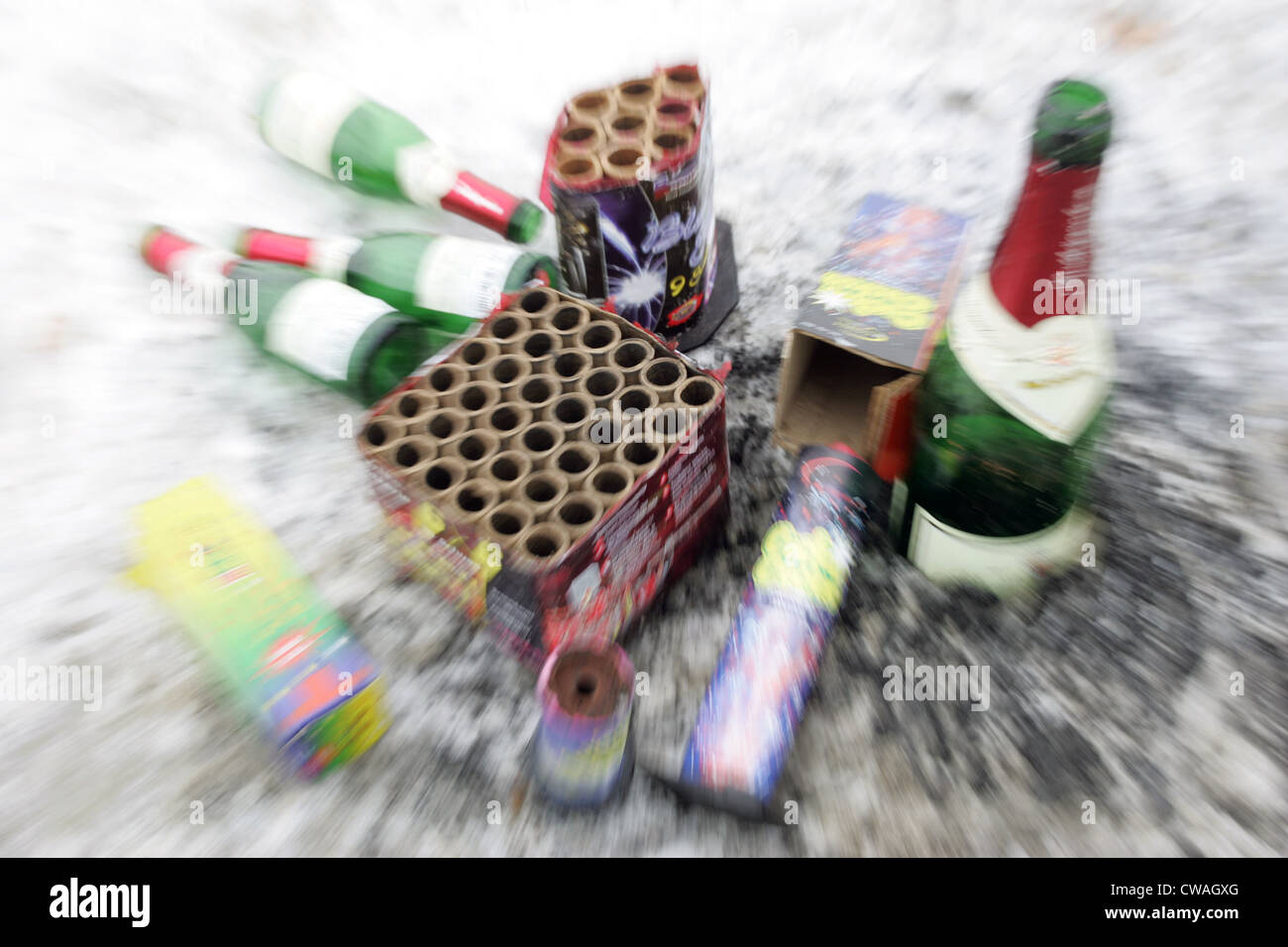 Symbolfoto, verbrachte Silvester Rakete und Champagnerflaschen Stockfoto