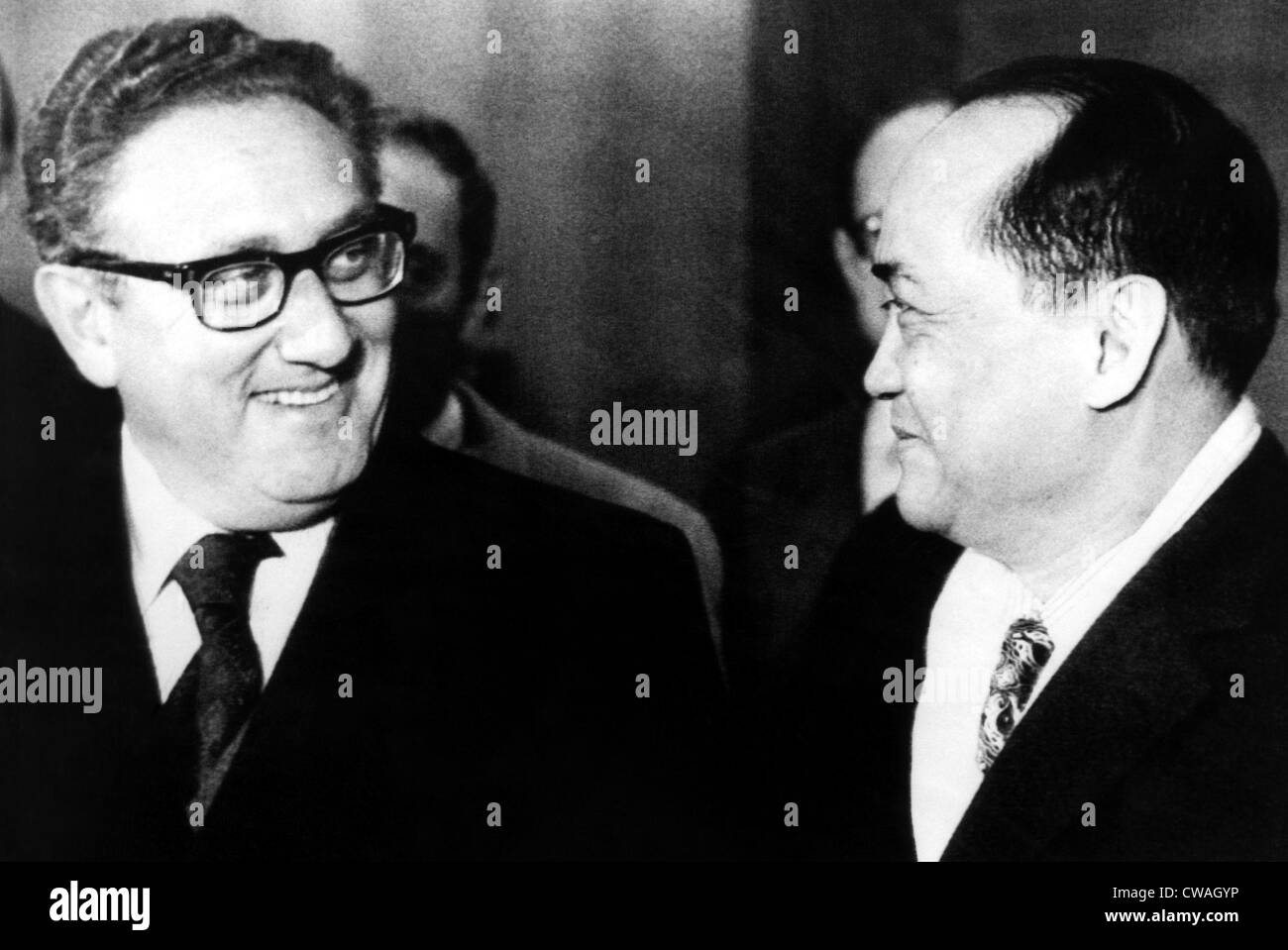 Henry Kissinger, Süd vietnamesischen Botschafter Pham Dang Lam, Flughafen Orly, Paris, Frankreich, 3. Dezember 1972... Höflichkeit: CSU Stockfoto