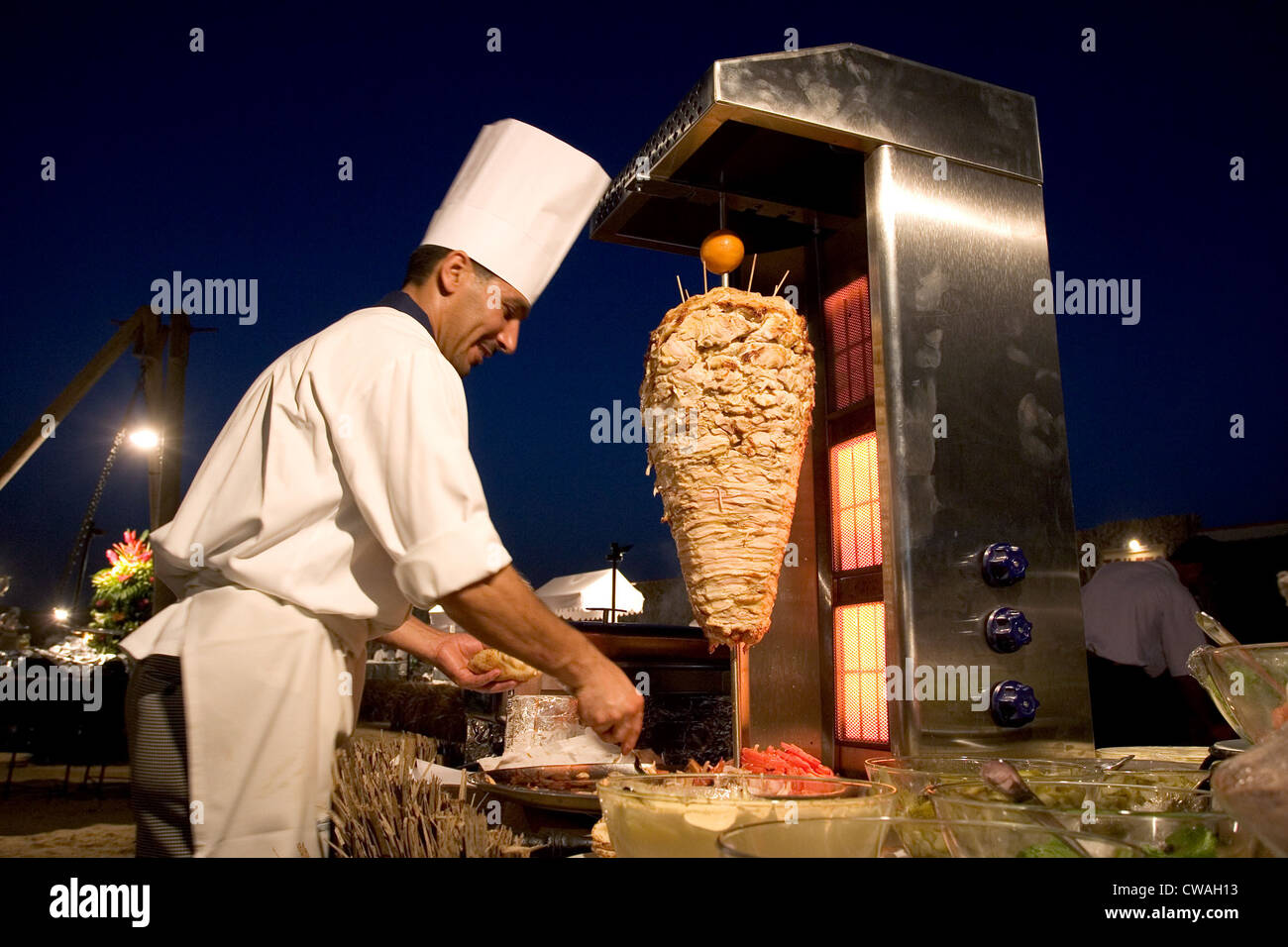 Dubai, ein Koch bereitet Arabisch Essen Stockfoto