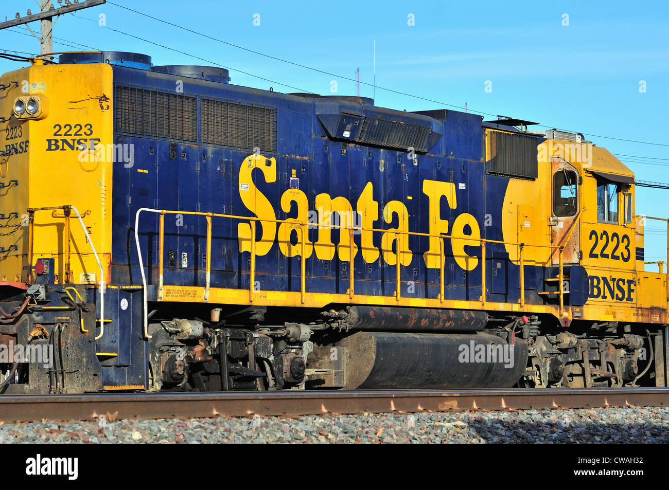Burlington Northern Santa Fe Railway Unit #2223 in Old Santa Fe Railway Farbschema in Rochelle, Illinois, USA. Stockfoto
