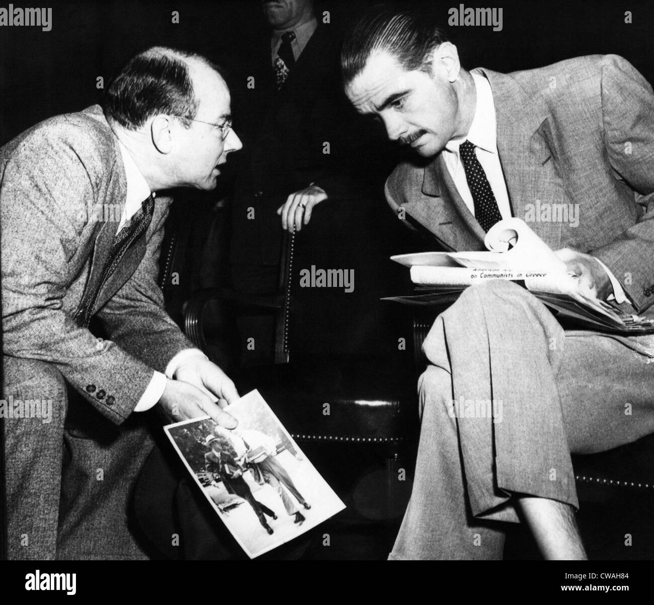 Howard Hughes (rechts) verleiht mit seinem Anwalt, Thomas A. Slack, in den Senat Krieg Sub Untersuchungsausschuss Anhörung, 1947. Stockfoto