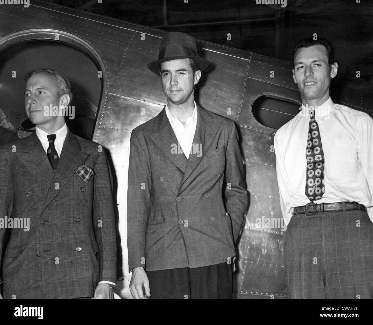 Navigator Harry Connor, Howard Hughes und Radio Ingenieur Richard Stoddart vor ihrem Abflug auf der ganzen Welt, 1938. Höflichkeit: Stockfoto