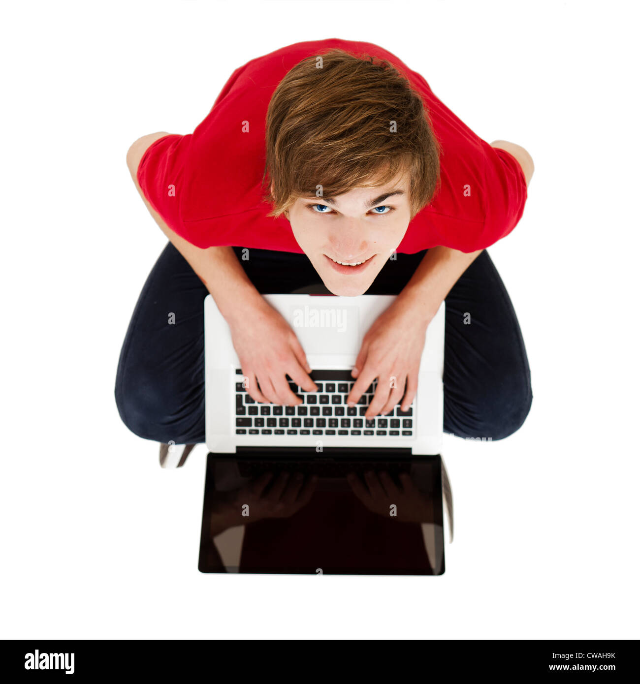 Draufsicht der junge Mann am Boden sitzen und arbeiten mit einem laptop Stockfoto
