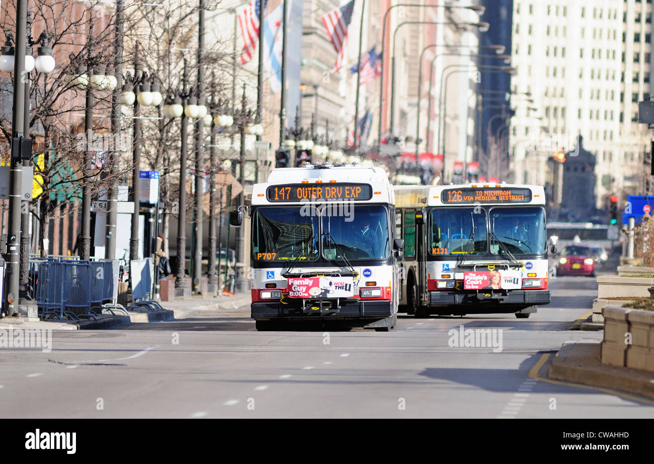 CTA-Busse auf der South Michigan Avenue in der Innenstadt von Chicago, Illinois, USA. Stockfoto