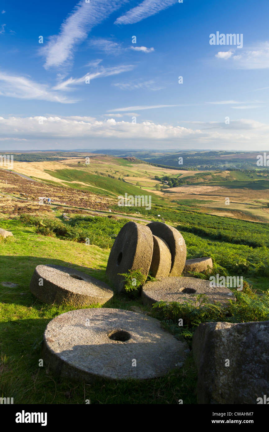 Aufgegeben von Mühlsteinen unter Stanage Edge, Peak District, Derbyshire, England, UK Stockfoto