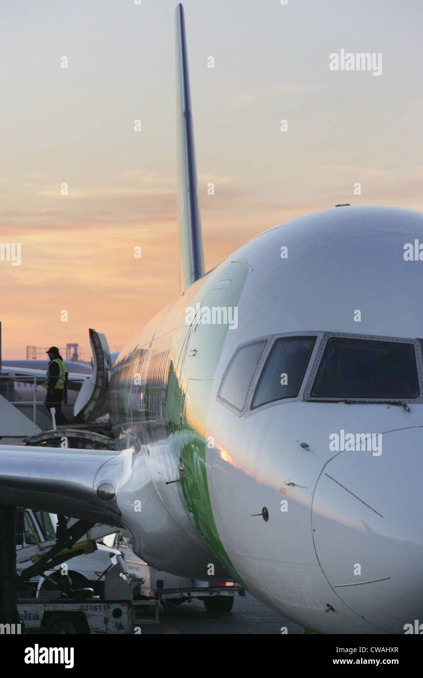 New York, Blick nach vorne auf ein Passagierflugzeug der Fluggesellschaft am JFK-Flughafen-Song Stockfoto