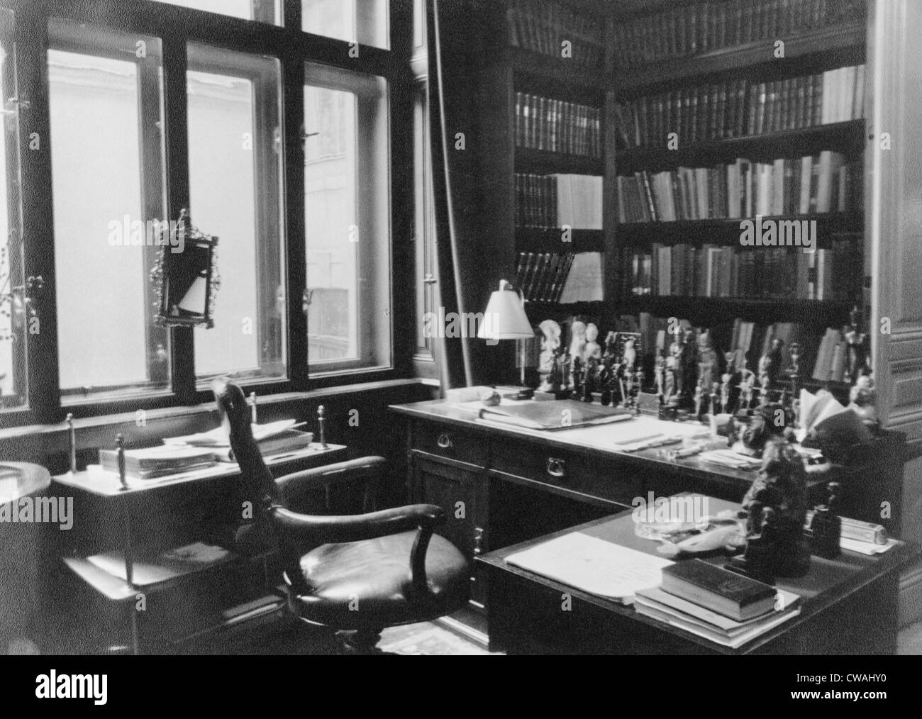 Sigmund Freuds Schreibtisch in seinem Büro in Wien wie es aussah vor seiner Emigration nach England 1938, als Deutschland annektiert Stockfoto