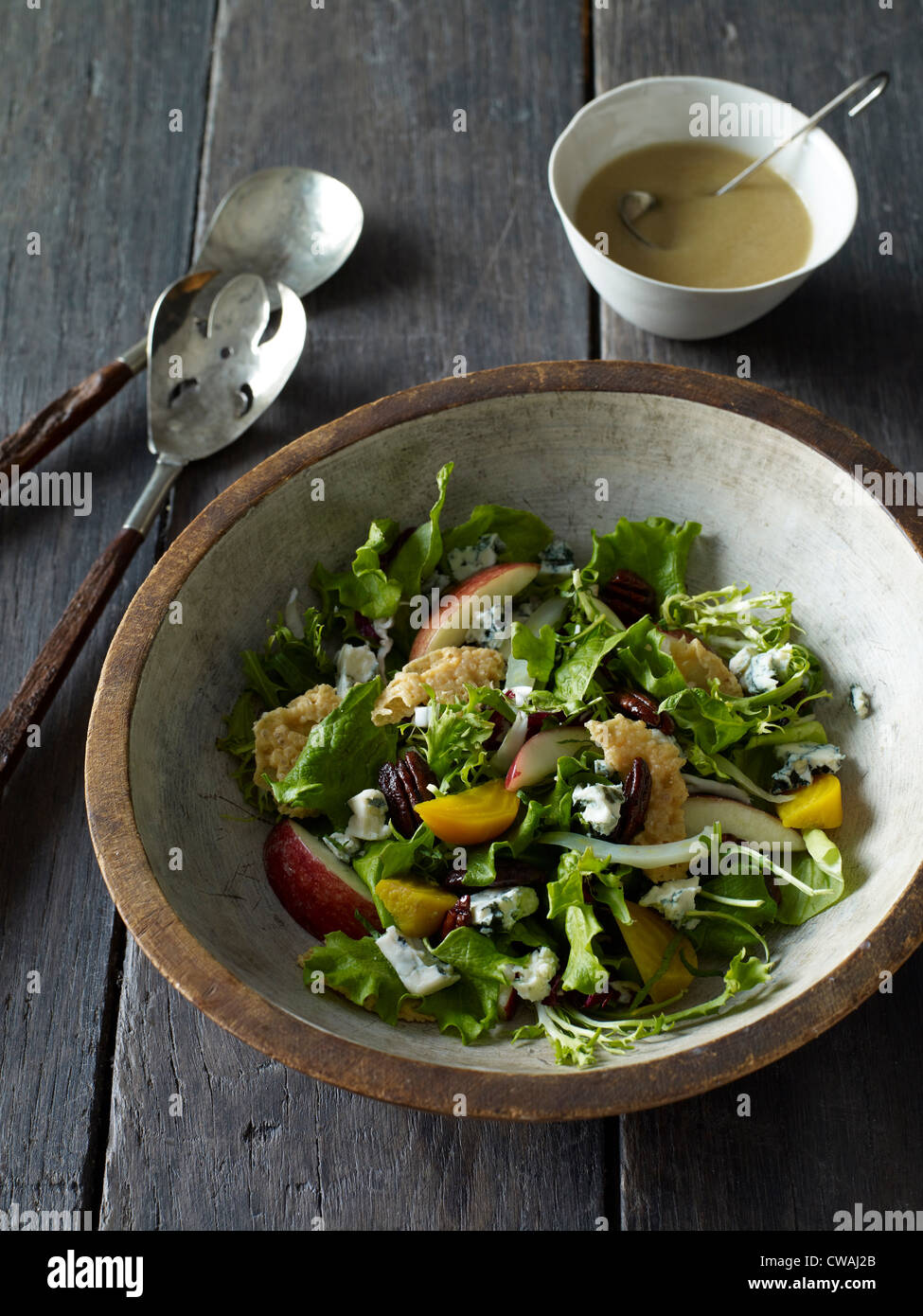 Salat in Schüssel, hoher Winkel Stockfoto