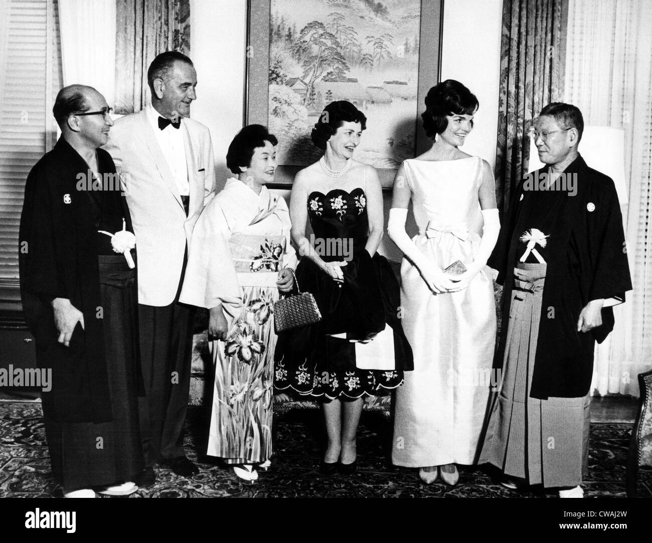 Japanische ausländische Minister Zentaro Kosaka, Vizepräsident Lyndon Johnson, Mitsue Ikeda, Lady Bird Johnson, First Lady Jacqueline Stockfoto