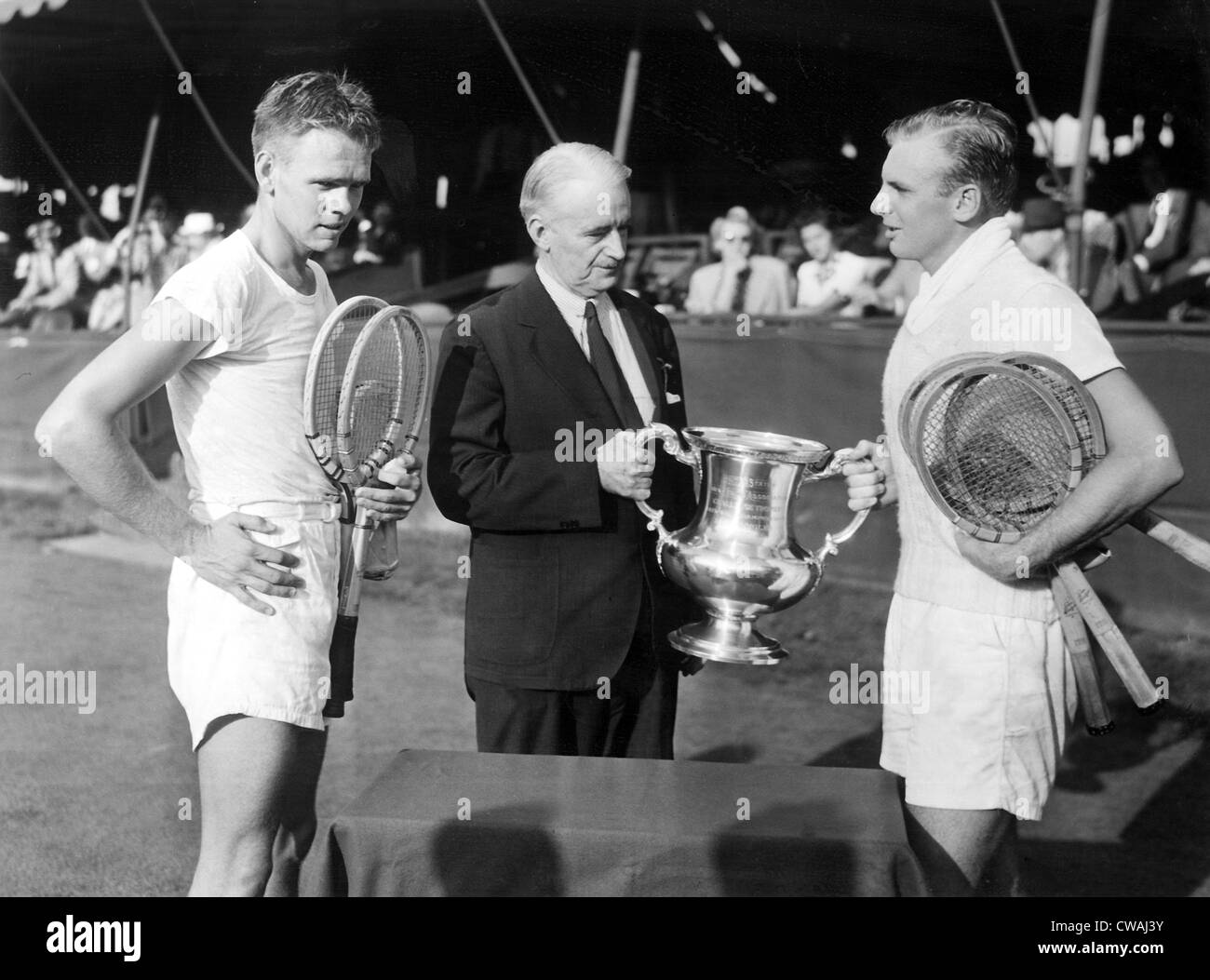 Jack Kramer (L), nach einer Niederlage gegen Lt.Joe Hunt (R), bei der nationalen Amateur Tennis Championship in Forest Hills, New York, Stockfoto