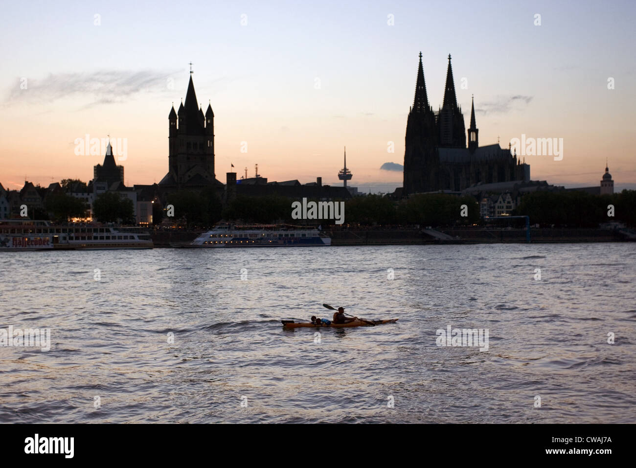 Köln, der Rhein promenade mit groß St. Martin und Dom am Abend Stockfoto