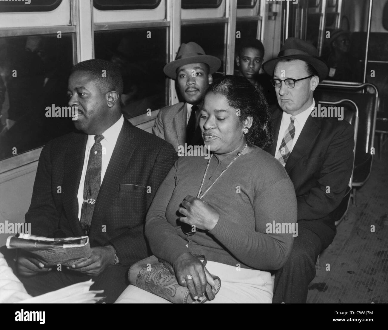 Martin Luther King und andere nehmen Sie Platz vorne im Bus in Montgomery, Alabama, am 21. Dezember 1956, am Ende nach Stockfoto