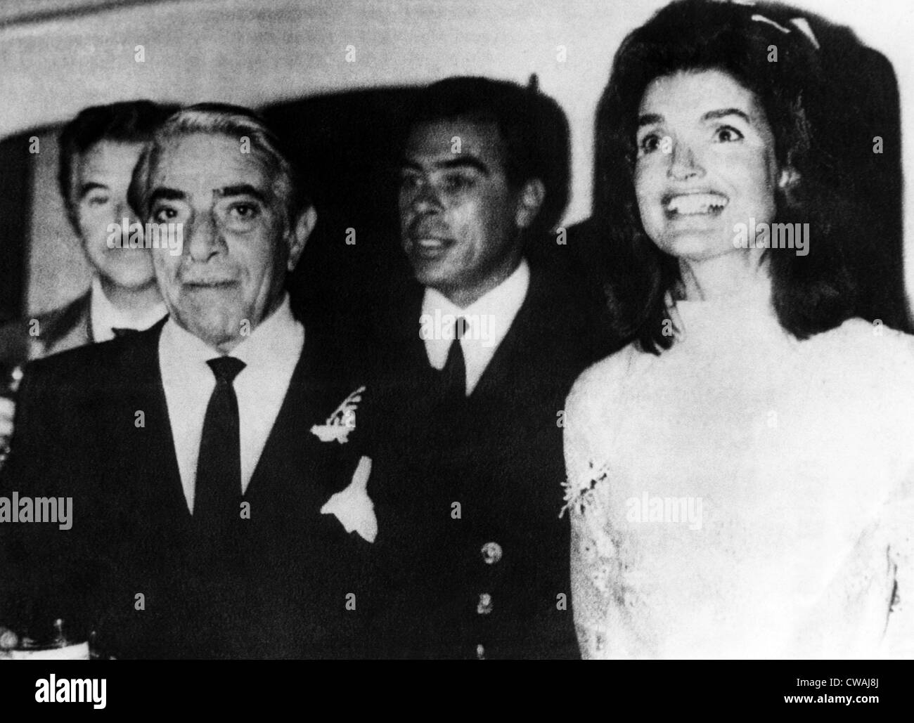Aristotle Onassis (vorne links), ehemalige First Lady Jacqueline Kennedy Onassis (rechts), nach ihrer Hochzeit auf der Insel Stockfoto
