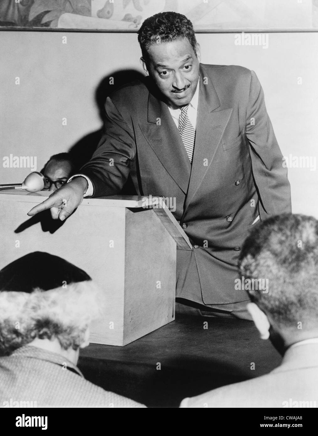 Thurgood Marshall (1908 – 1993), Chief Counsel für die National Association für die Advancement of Colored People, im Gespräch mit Journalisten. Stockfoto