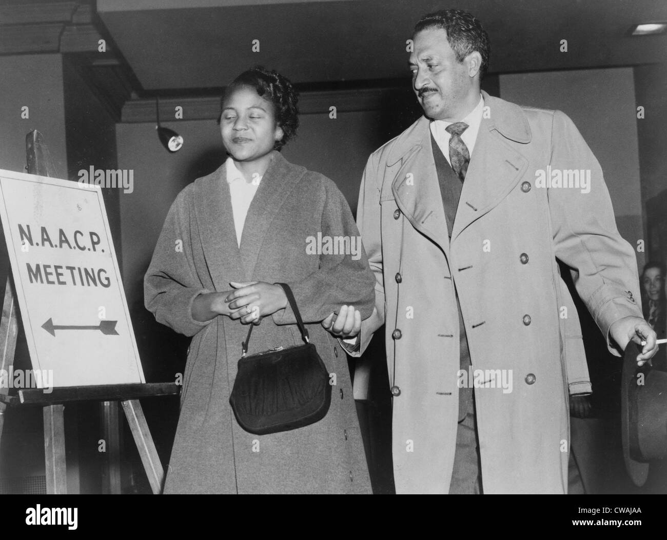 Thurgood Marshall, der Chief Counsel für die NAACP mit Rosa Parks im Jahr 1956. Parks trat das Montgomery, Alabama Kapitel der Stockfoto