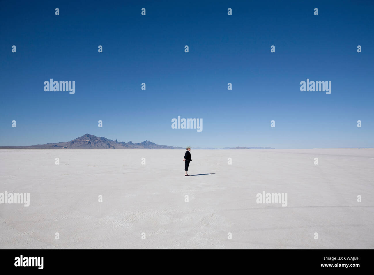 Frau stehend auf den Bonneville Salt Flats, Tooele County, Utah, USA Stockfoto