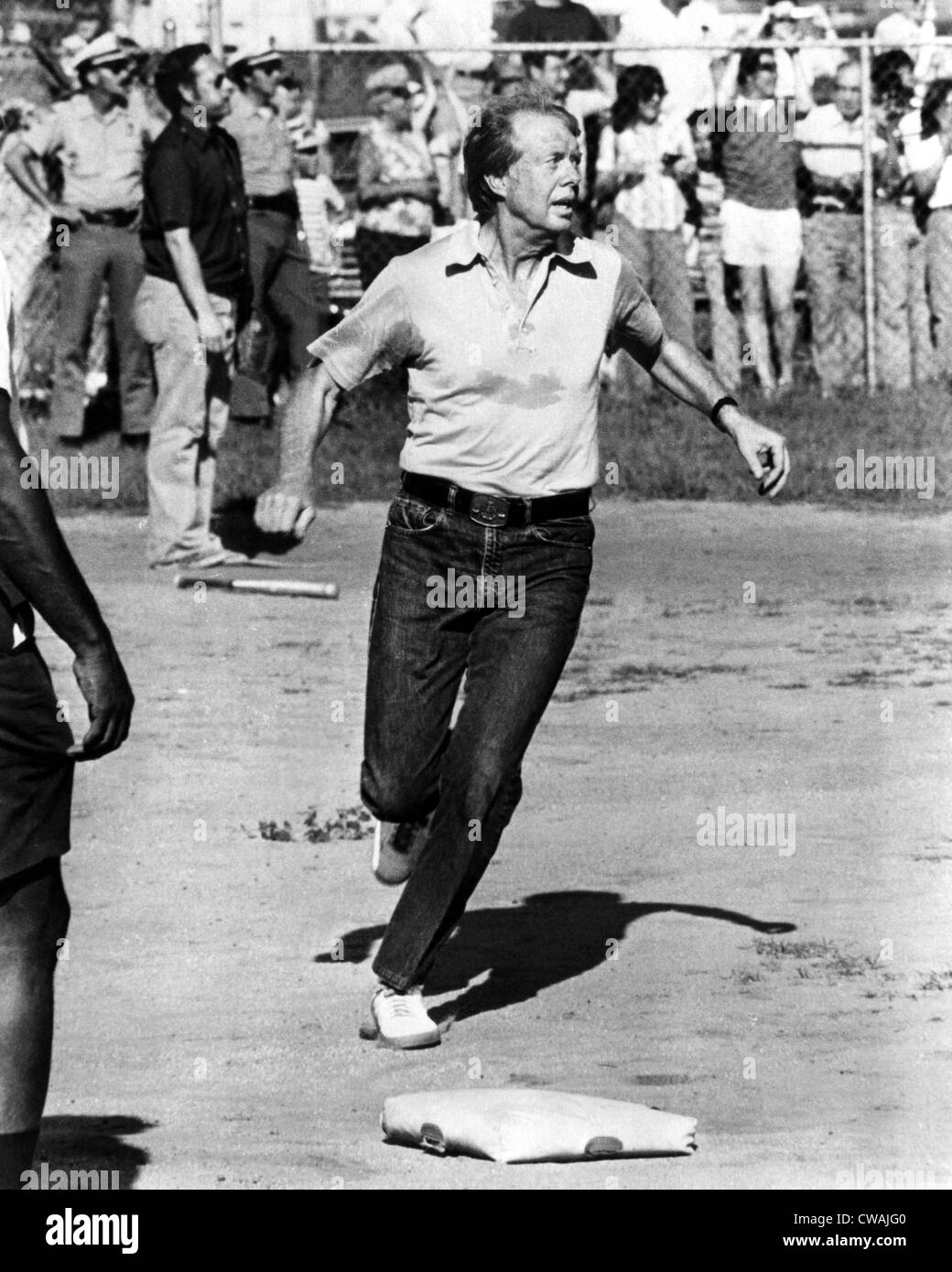 Präsident Jimmy Carter erreicht Heimatbasis in einem Softballspiel während eines Urlaubs, 1977. Höflichkeit: CSU Archive/Everett Collection Stockfoto